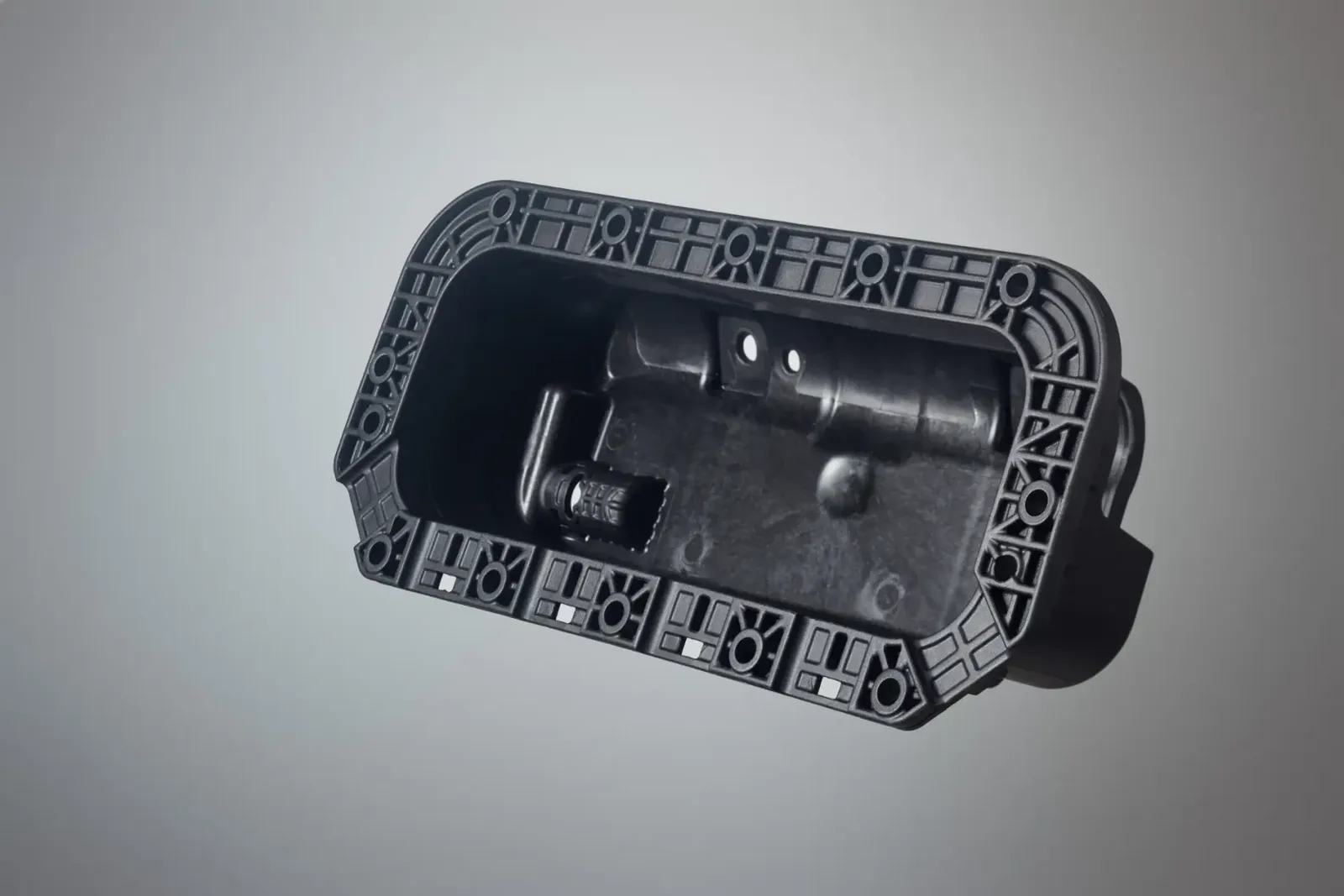 Airbag-Gehäuse mit Kaskadensteuerung aus PP LGF30 bzw. PA6 GF30