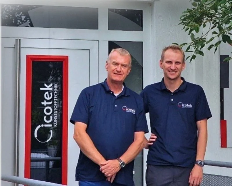 Detlev und Lucas Bethke vor dem Eingang von icotek in Gaildorf