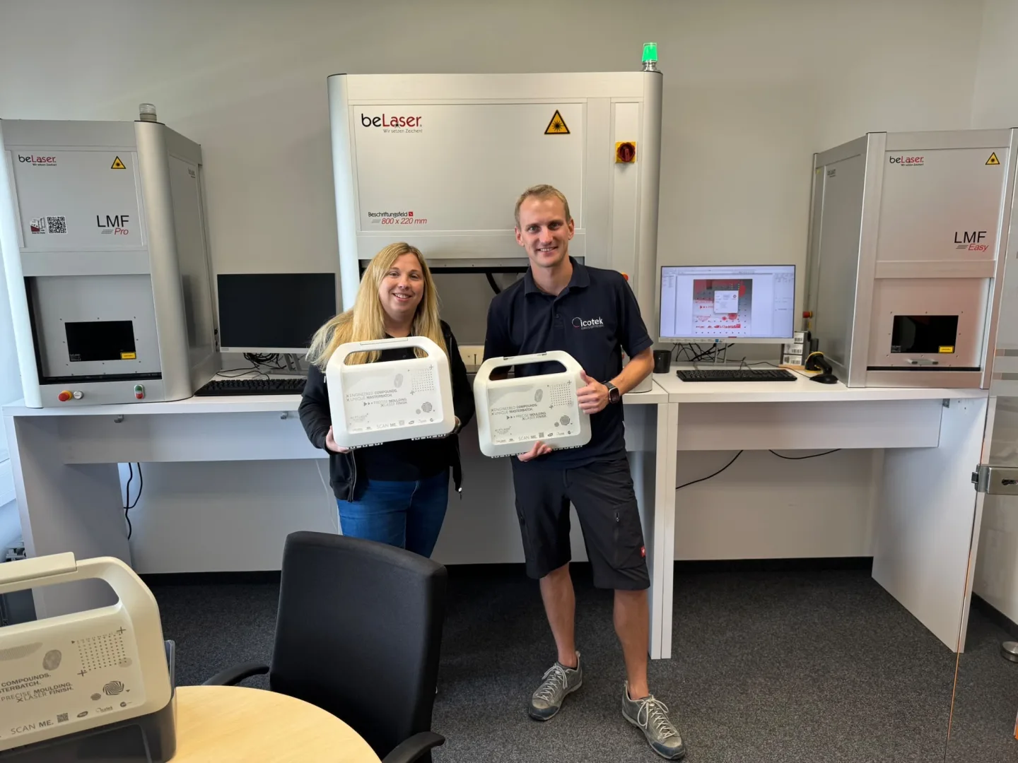 Fertig lasermarkierte Deckel des WERO Smart Case vor der beLaser-Anlage